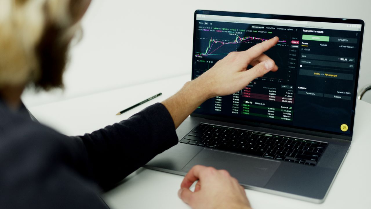 Beginner learning how investment brokers work